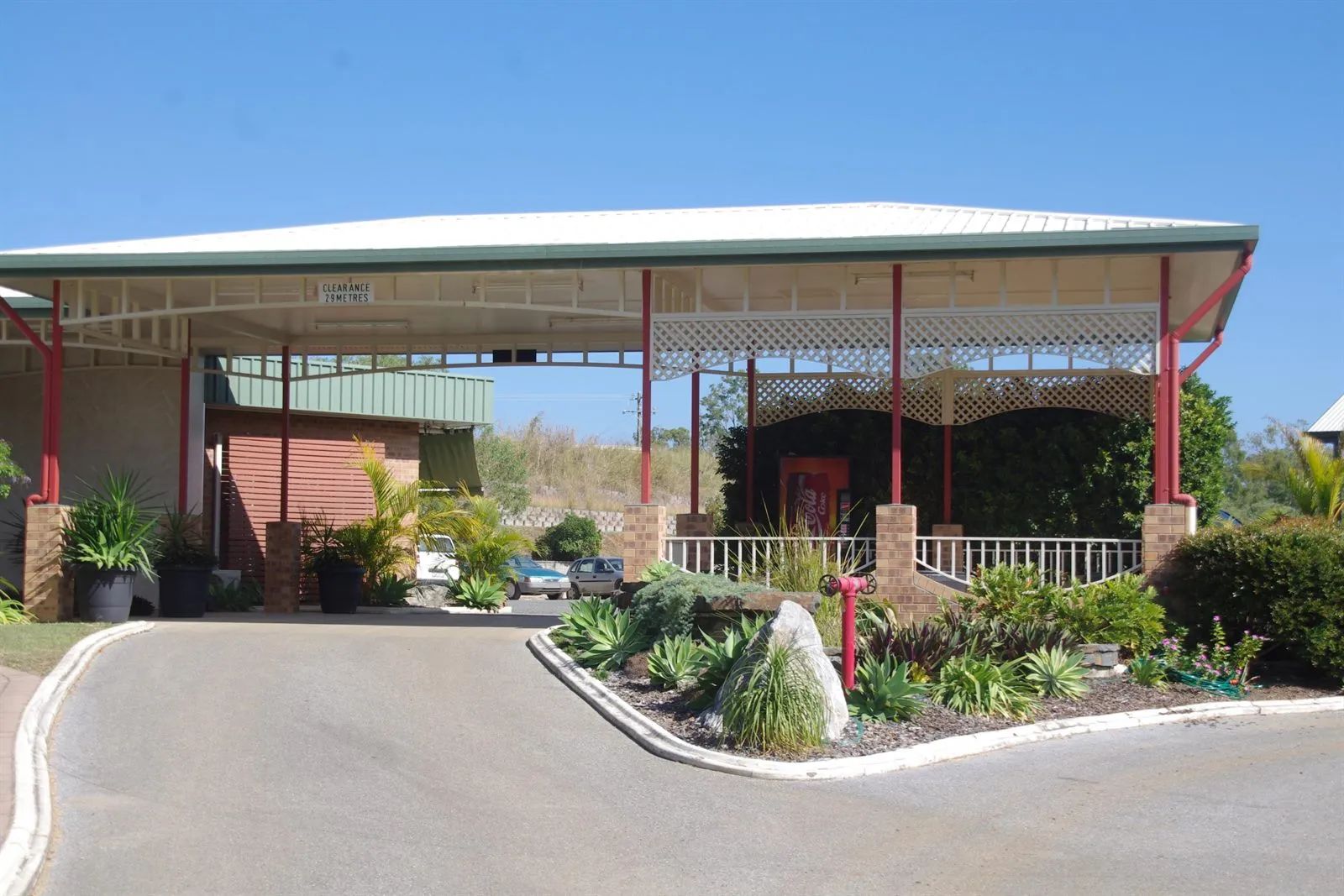 The entrance and gardens at Parklands Resort Calliope