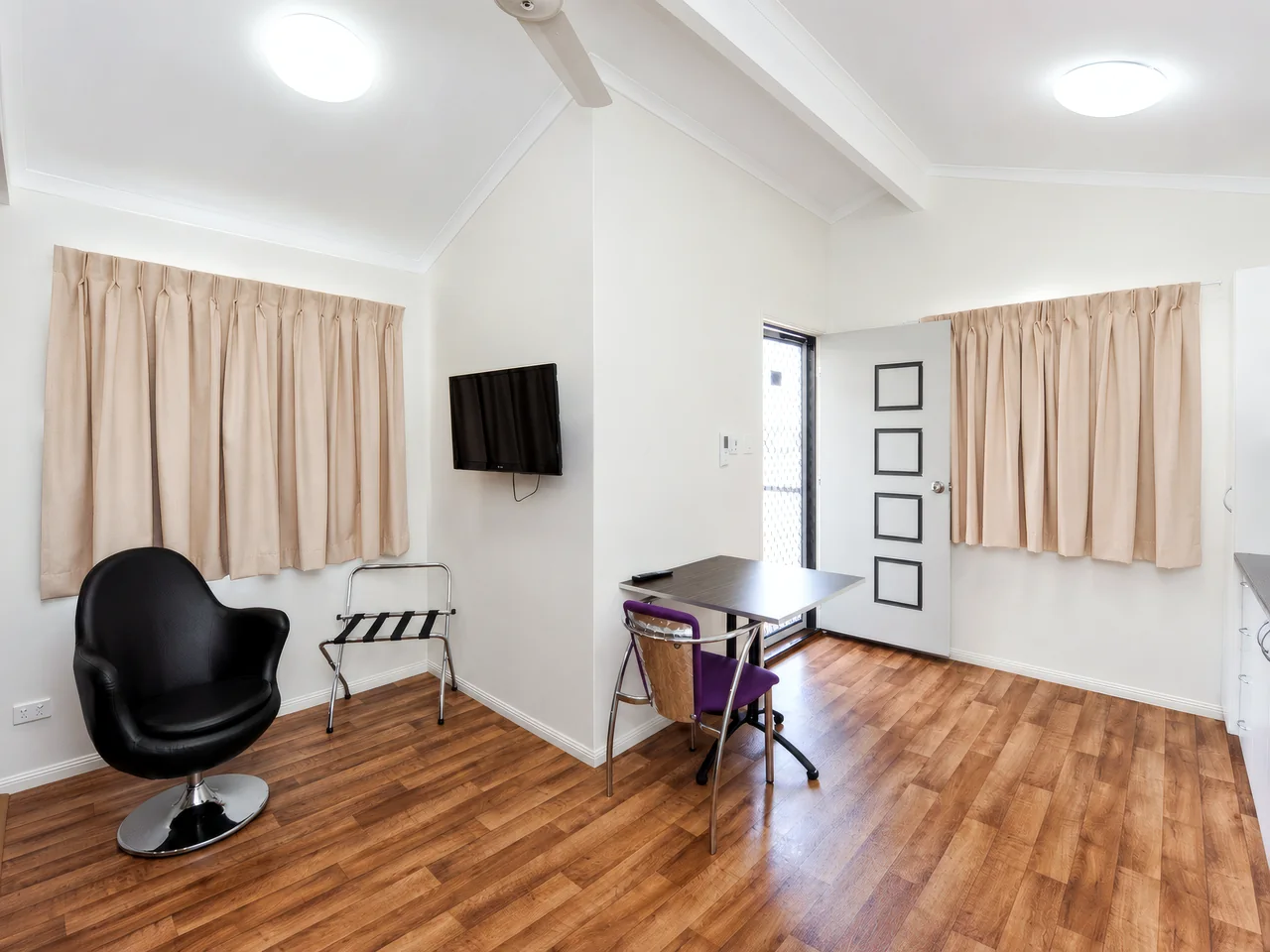 Deluxe Queen Cabin — view 6