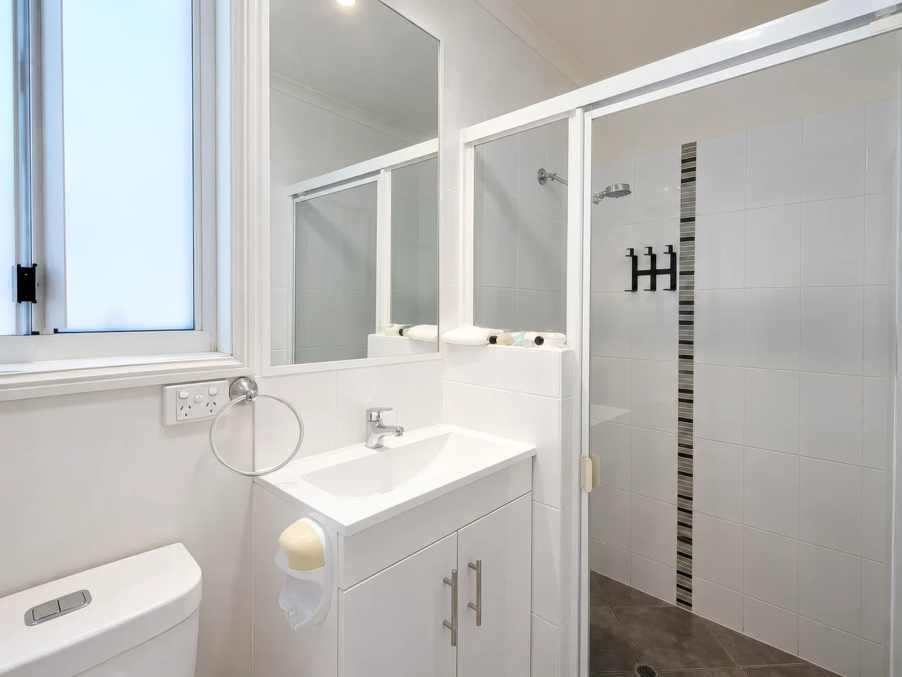 Deluxe Queen Cabin — view 8