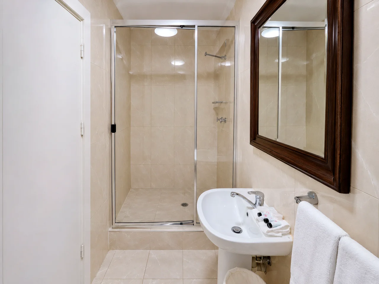 Deluxe Family Room — view 7