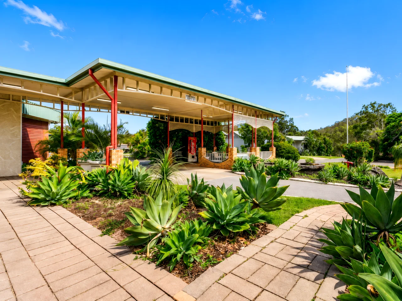 approaching reception through the gardens