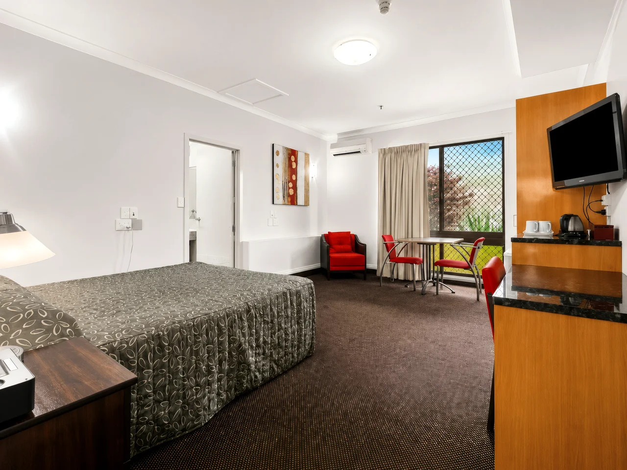 Deluxe Queen Room — view 3