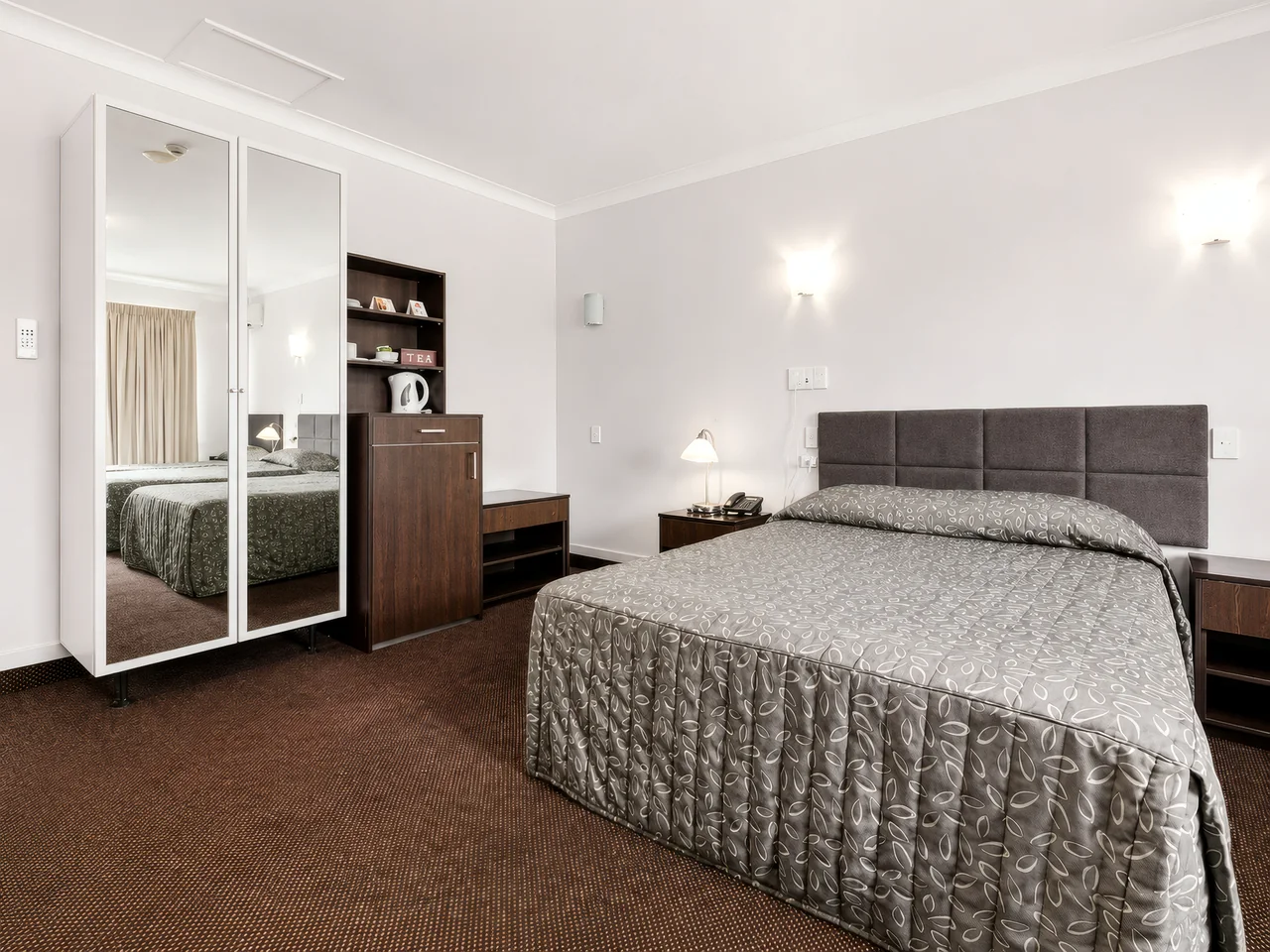 Deluxe Queen Room — view 4