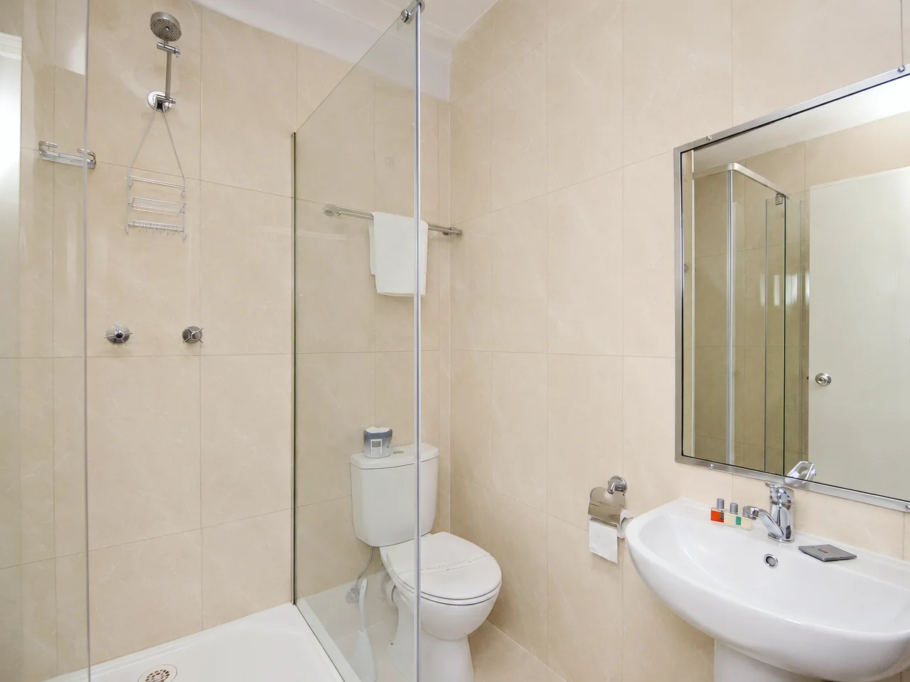 Deluxe Queen Room — view 5