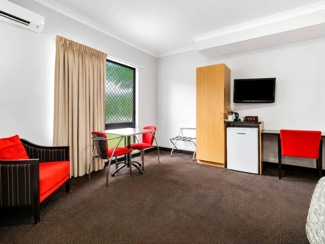 Deluxe Queen Room — view 6