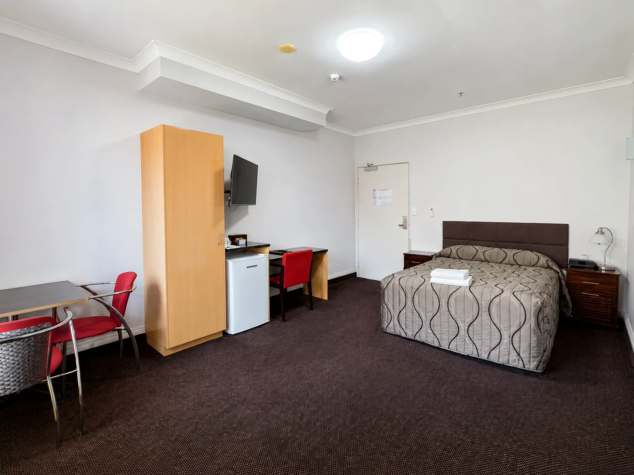 Deluxe Queen Room — view 7