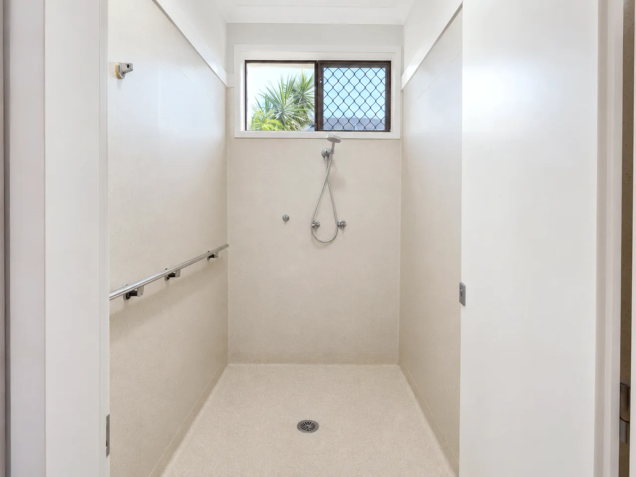 Standard Queen Room — view 5