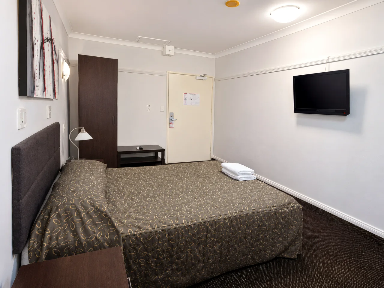 Standard Queen Room — view 2